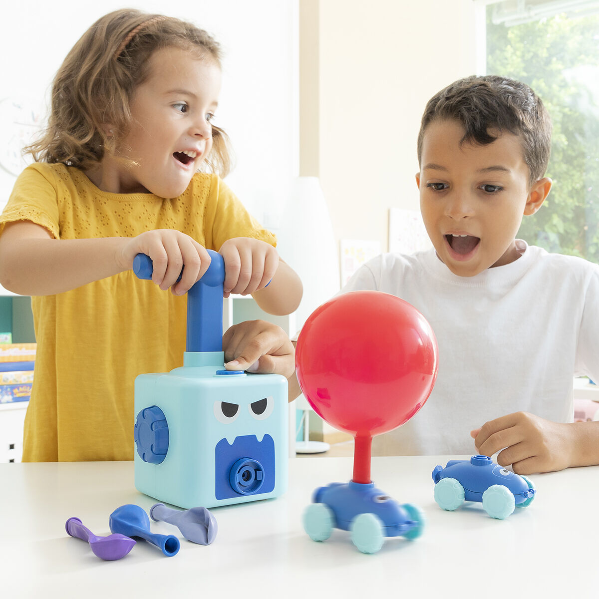 Brinquedo Lançador de Carrinhos e Globos 2 em 1 Coyloon InnovaGoods